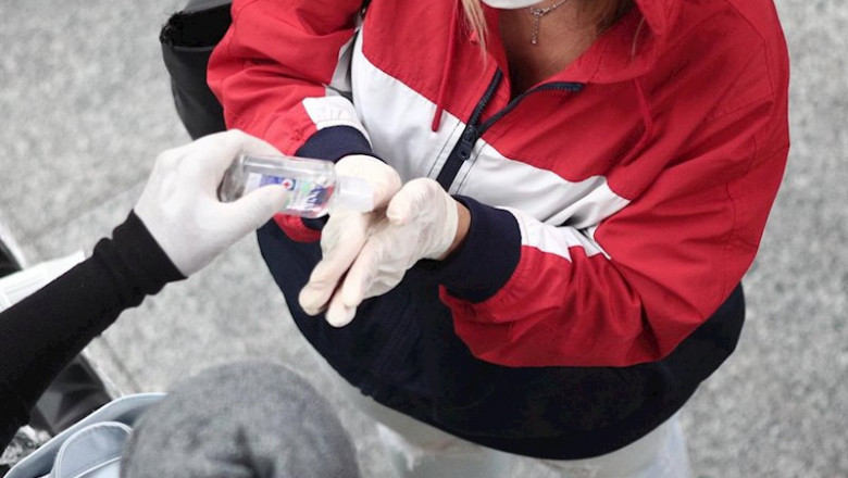 Una pareja protegida con mascarilla en plena crisis del coronavirus en España, en Madrid (España), a 17 de marzo de 2020. | Eduardo Parra - Europa Press ep una pareja protegida con mascarilla en plena crisis del coronavirus en espana en madrid espana a