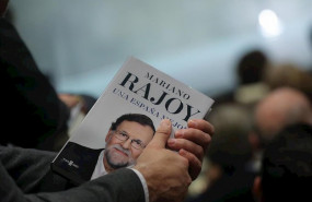 ep una persona sostiene el libro del expresidente del gobierno mariano rajoy una espana mejor ep una persona sostiene el libro del expresidente del gobierno mariano rajoy una espana mejor