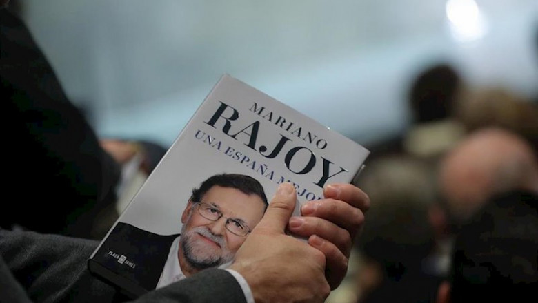 Una persona sostiene el libro del expresidente del Gobierno Mariano Rajoy, "Una España Mejor", durante su presentación en la Fundación Rafael del Pino, en Madrid a 4 de diciembre de 2019. | Jesús Hellín - Europa Press ep una persona sostiene el libro del expresidente del gobierno mariano rajoy una espana mejor