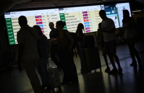 ep varias personas observan las pantallas informativas en la estacion de madrid   puerta de atocha  