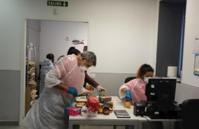 ep voluntarios protegidos con guantes mascarilla y traje de plastico registran los alimentos de las