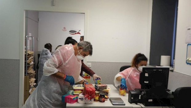 ep voluntarios protegidos con guantes mascarilla y traje de plastico registran los alimentos de las