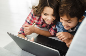 hermanos de alto angulo en casa usando una computadora portatil hermanos de alto angulo en casa usando una computadora portatil
