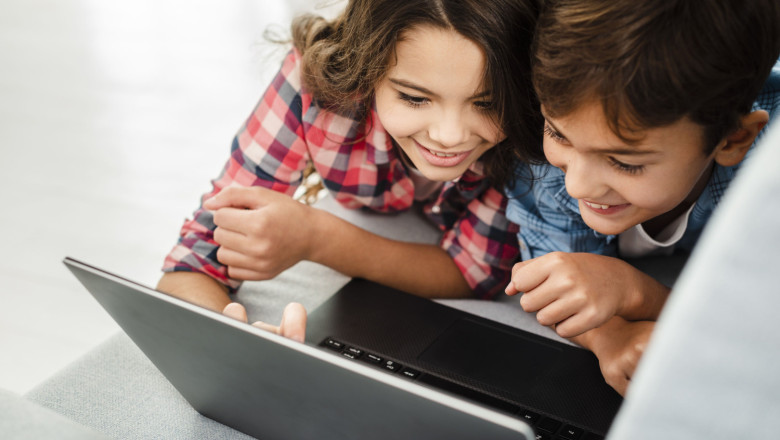 hermanos de alto angulo en casa usando una computadora portatil 