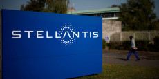 logo de stellantis a l exterieur du batiment de l entreprise a chartres de bretagne 