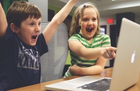 Niños con un ordenador Niños con un ordenador