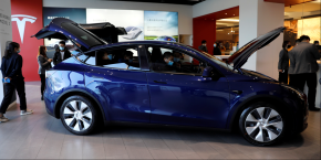 photo d archives de visiteurs examinant un vehicule tesla model y fabrique en chine 