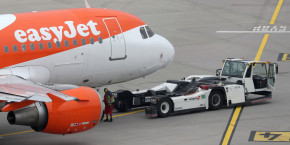 photo du tracteur pushback goldhofer devant un airbus a319 112 avec le logo easyjet 