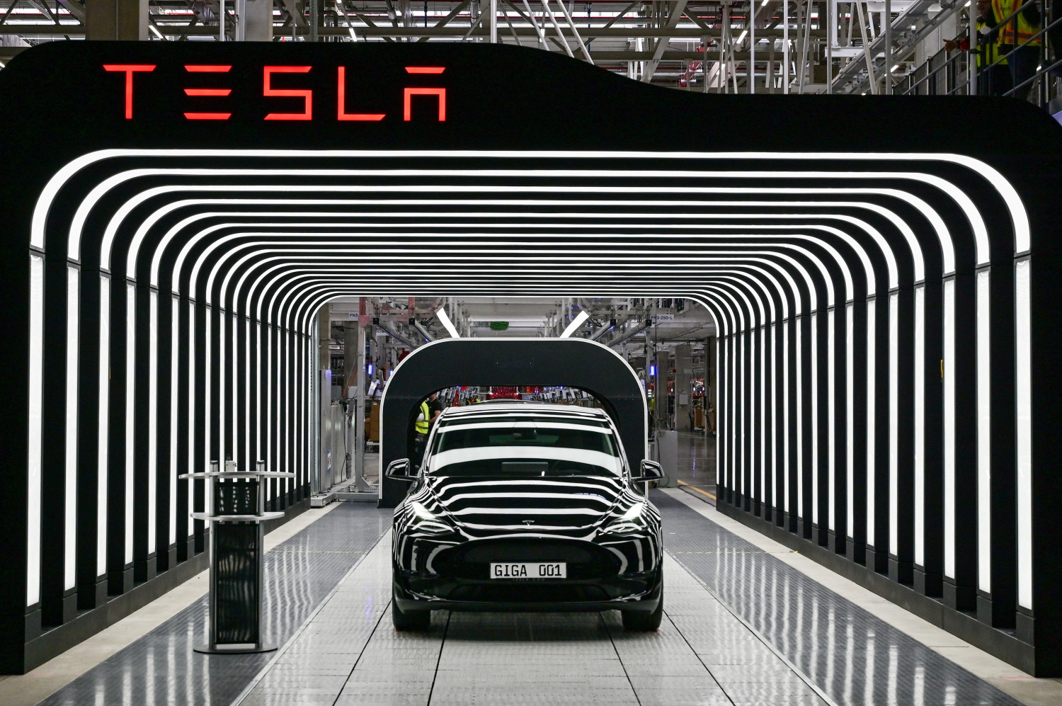 tesla remet les premieres voitures produites dans son usine de gruenheide 