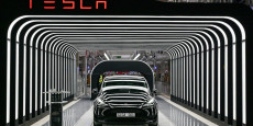 tesla remet les premieres voitures produites dans son usine de gruenheide 