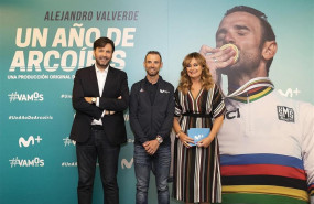 ep alejandro valverde junto a la periodista monica marchante y bropi director de deportes de