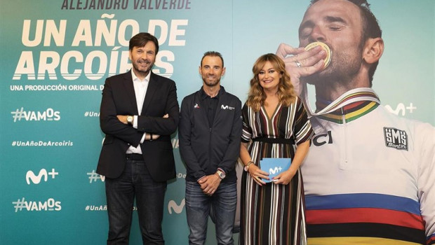ep alejandro valverde junto a la periodista monica marchante y bropi director de deportes de