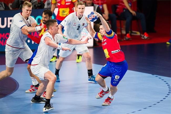 Alex Dujshebaev juega contra República Checa en el Europeo de Balonmano | SASA PAHIC SZABO / SASA PAHIC SZABO ep alex dujshebaev juegarepublica checael europeobalonmano
