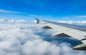 ep archivo   ala de un avion surcando el cielo azul