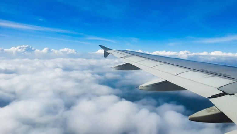 ep archivo ala de un avion surcando el cielo azul ep archivo ala de un avion surcando el cielo azul