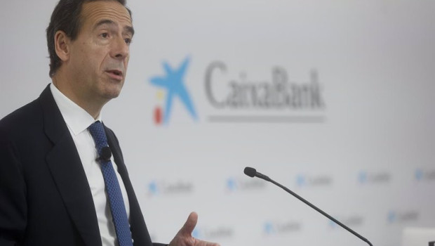 ep archivo   el consejero delegado de caixabank gonzalo cortazar interviene durante la presentacion