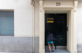 ep archivo   foto de archivo una persona pasa a un edificio donde hay un cartel de se alquila