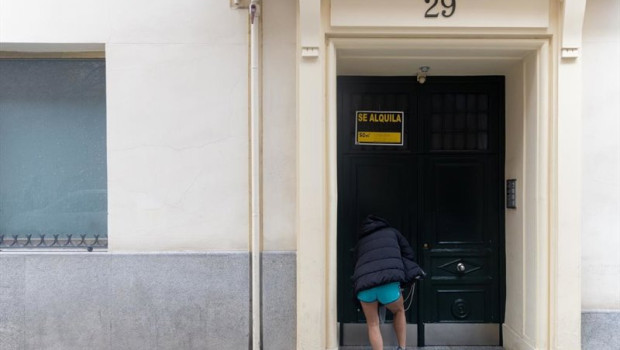 ep archivo   foto de archivo una persona pasa a un edificio donde hay un cartel de se alquila