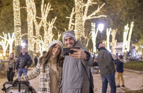 ep archivo   imagen de una pareja con un nino por las calles de bilbao en periodo navideno