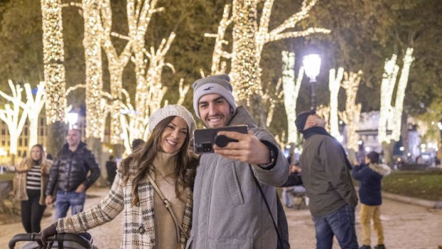 ep archivo   imagen de una pareja con un nino por las calles de bilbao en periodo navideno