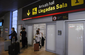 ep archivo   pasajeros procedentes de un vuelo con origen llegan al aeropuerto adolfo suarez