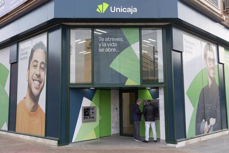 Unicaja lanza un programa de descuentos y reembolsos para sus clientes con tarjeta