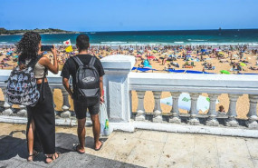 ep archivo   turistas haciendo fotos en la primera playa de el sardinero a 10 de agosto de 2025 en