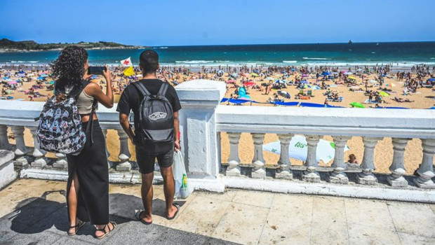 ep archivo   turistas haciendo fotos en la primera playa de el sardinero a 10 de agosto de 2025 en