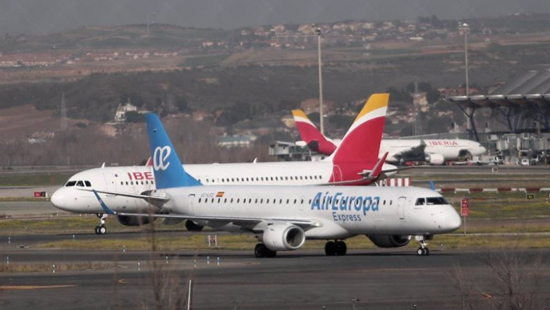 ep archivo un avion de iberia y otro de air europa en las pistas del aeropuerto de barajas tras la ep archivo un avion de iberia y otro de air europa en las pistas del aeropuerto de barajas tras la