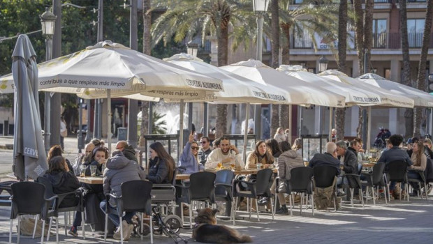 ep archivo   un grupo de personas en una terraza de la playa de la malvarrosa