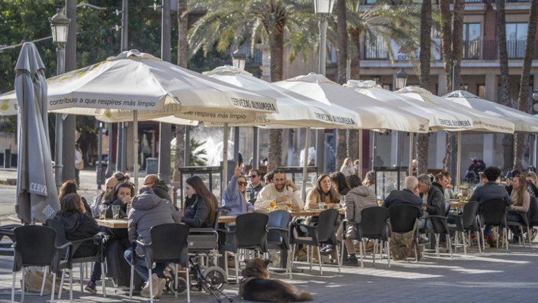 ep archivo   un grupo de personas en una terraza de la playa de la malvarrosa