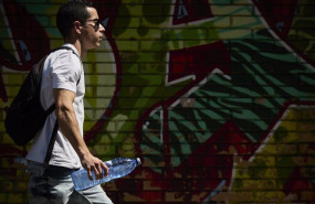 ep archivo   un joven con una botella de agua