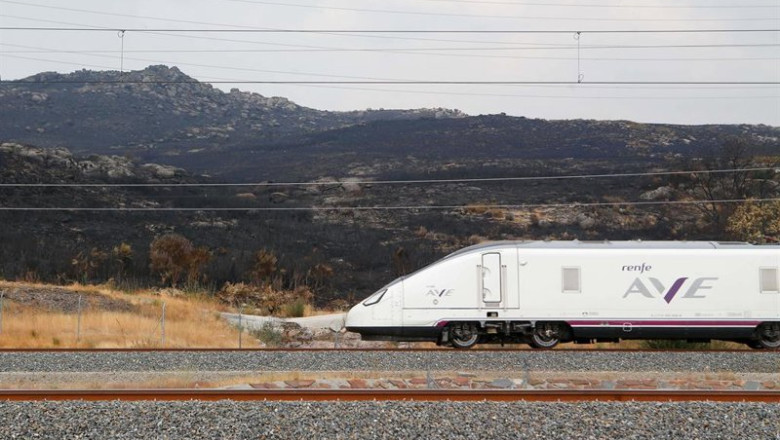 ep archivo   un tren de la linea ave madrid galicia a su paso por una zona quemada por los incendios