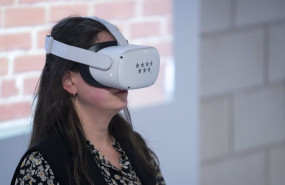 ep archivo   una mujer simula una entrevista de trabajo con unas gafas de realidad virtual en la