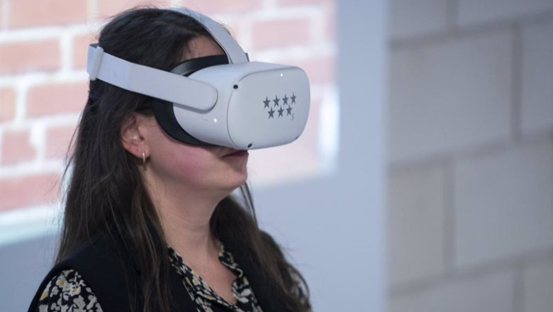 ep archivo una mujer simula una entrevista de trabajo con unas gafas de realidad virtual en la ep archivo una mujer simula una entrevista de trabajo con unas gafas de realidad virtual en la
