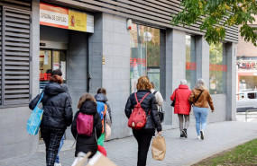 ep archivo   varias personas pasan frente a una oficina de empleo