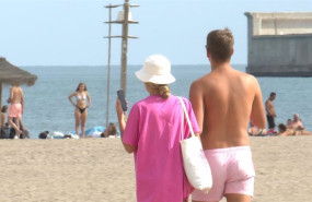 ep archivo vecinos y turistas en una playa de valencia ep archivo vecinos y turistas en una playa de valencia