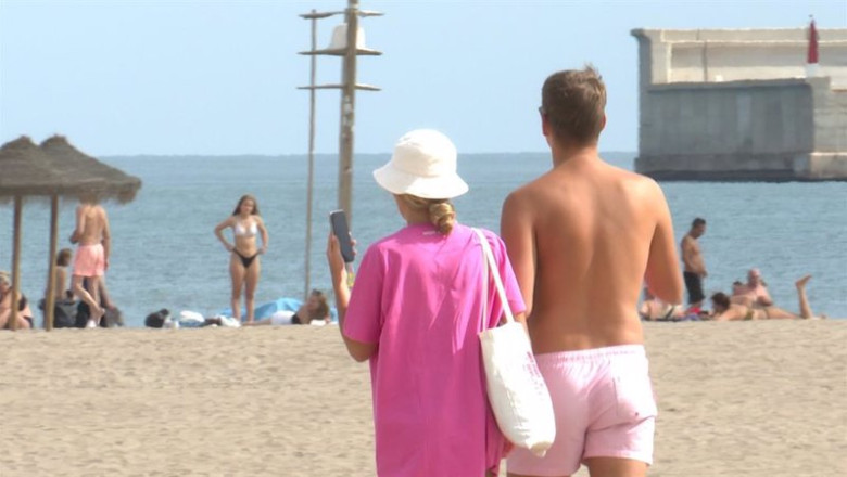 ep archivo vecinos y turistas en una playa de valencia ep archivo vecinos y turistas en una playa de valencia