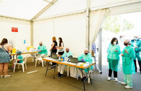 ep ayuso visita las carpas de torrejon donde se estan haciendo test masivos a los vecinos