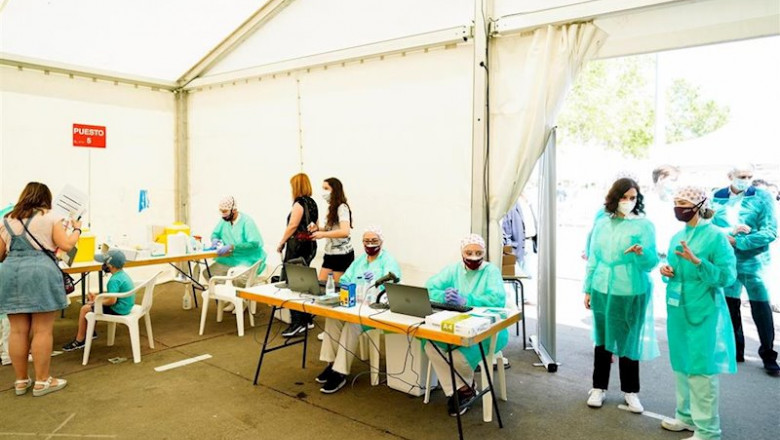 ep ayuso visita las carpas de torrejon donde se estan haciendo test masivos a los vecinos