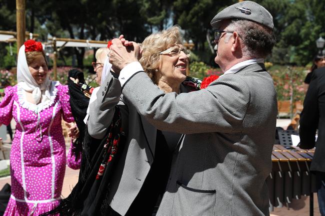 Carmena bailando con un chulapo | AYUNTAMIENTO DE MADRID ep carmena bailandoun chulapo