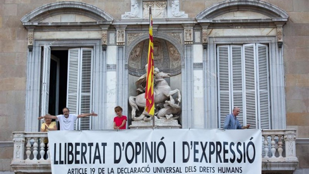 ep colocan una nueva pancarta en la fachada de la generalitat en honor a los presos del procs