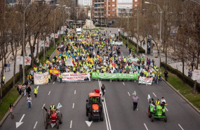 ep decenas de personas durante una nueva jornada de protestas de agricultores y ganaderos