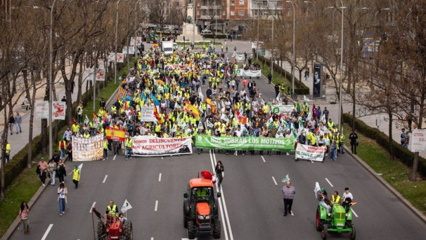 ep decenas de personas durante una nueva jornada de protestas de agricultores y ganaderos