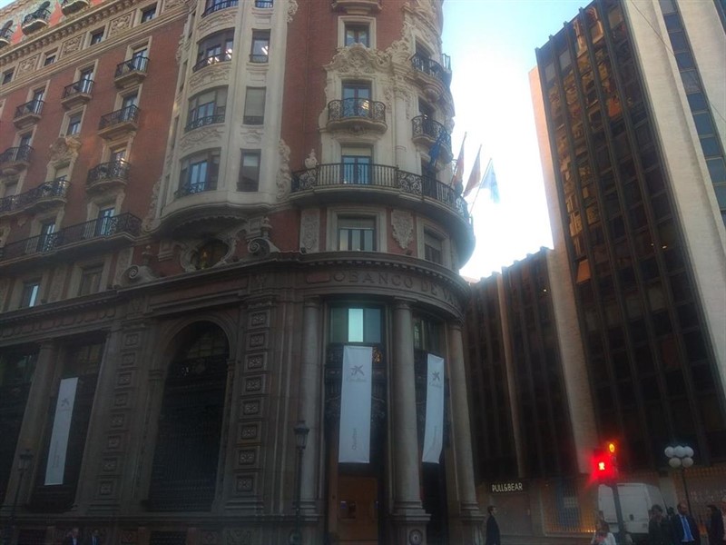 ep edificio de banco de valencia con los carteles de caixabank