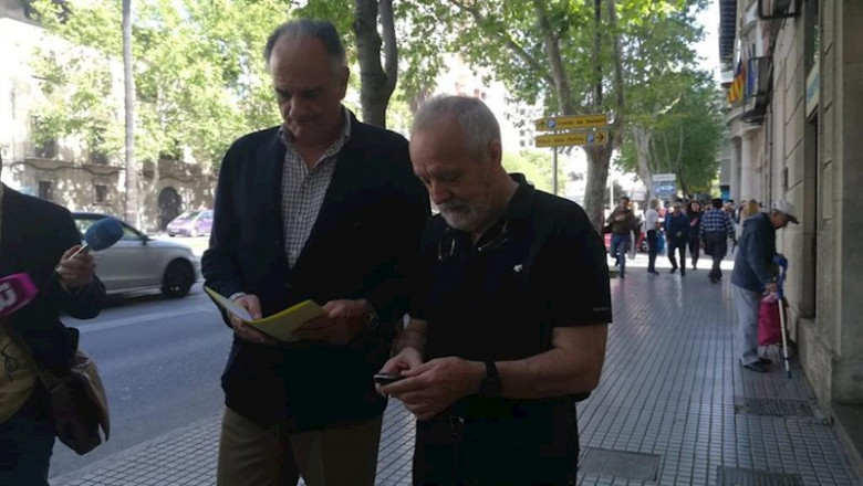 El abogado Fernando Mateas y Bartolomé Cursach, el día en el que el empresario fue a entregar su pasaporte al Juzgado. | EUROPA PRESS - Archivo ep el abogado fernando mateas y bartolome cursach el dia en el que el empresario fue a entregar su