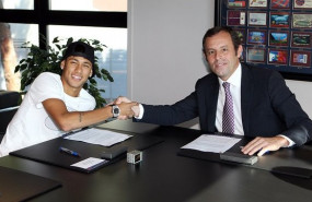 ep el jugador neymar con sandro rosell firmando el contrato