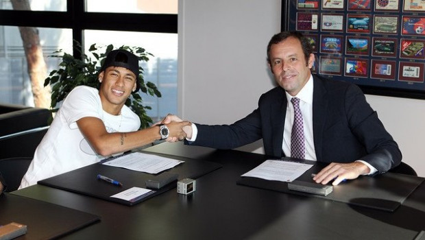 ep el jugador neymar con sandro rosell firmando el contrato