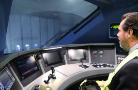 ep el ministro de transportes oscar puente en su visita a la fabrica de trenes de hitachi en italia