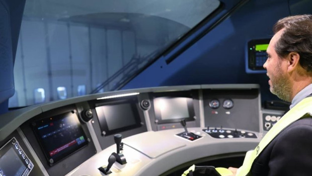 ep el ministro de transportes oscar puente en su visita a la fabrica de trenes de hitachi en italia